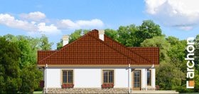 Maja ploomipuudes vaade